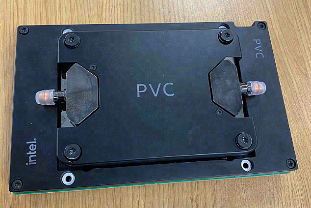 英特尔 Ponte Vecchio GPU模块，功率最高达600W，需要液体冷却